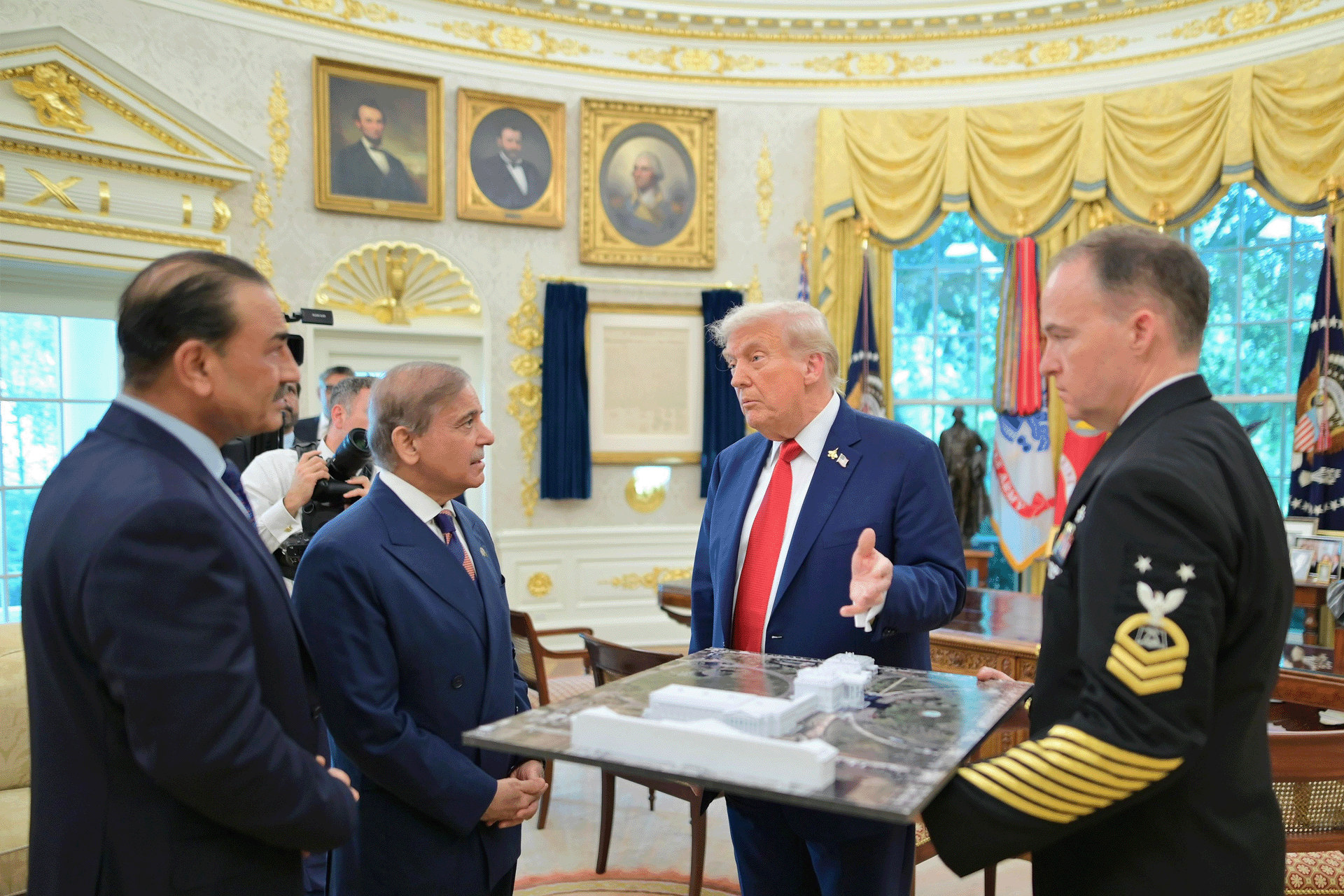 باكستان بين التنين والنسر ولعبة التوازن الصعبة