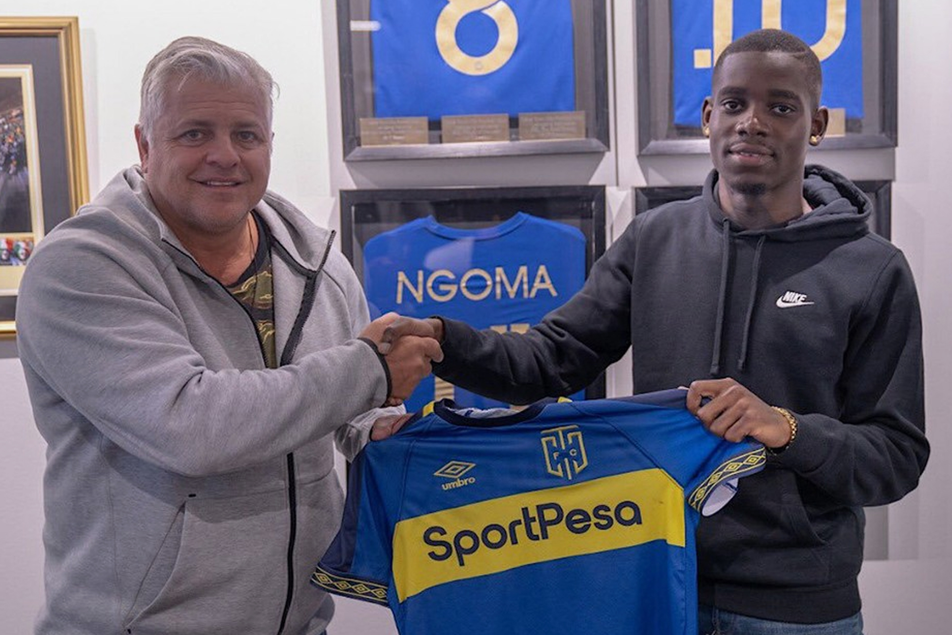 أكبر مخادع في تاريخ كرة القدم.. وقّع مع 4 أندية بعام واحد