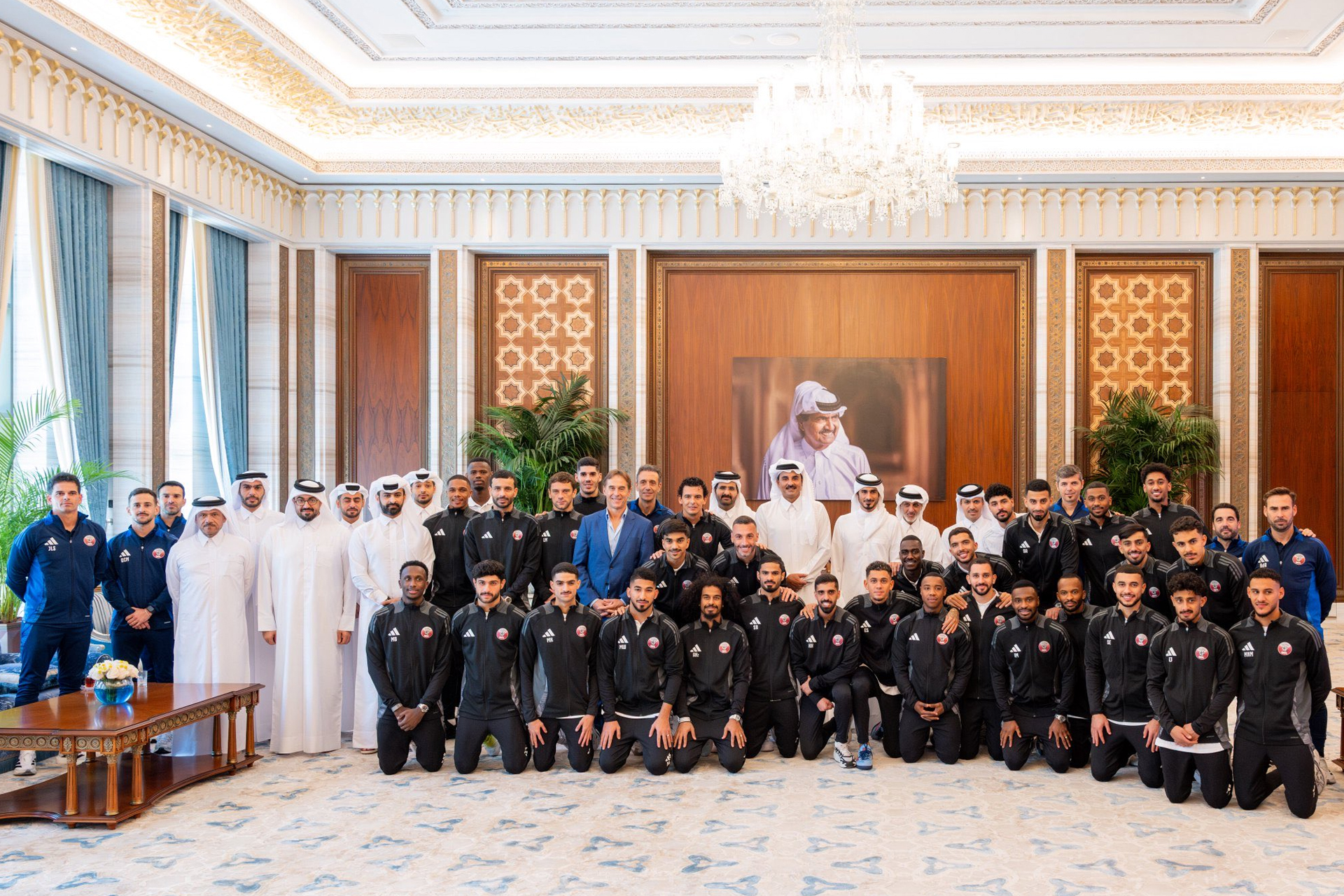 أمير قطر يستقبل المنتخب القطري بمناسبة تأهله لمونديال 2026