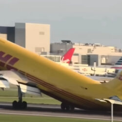 شاهد.. ذيل طائرة يرتطم بالمدرج أثناء الهبوط والطيار ينقذ الموقف