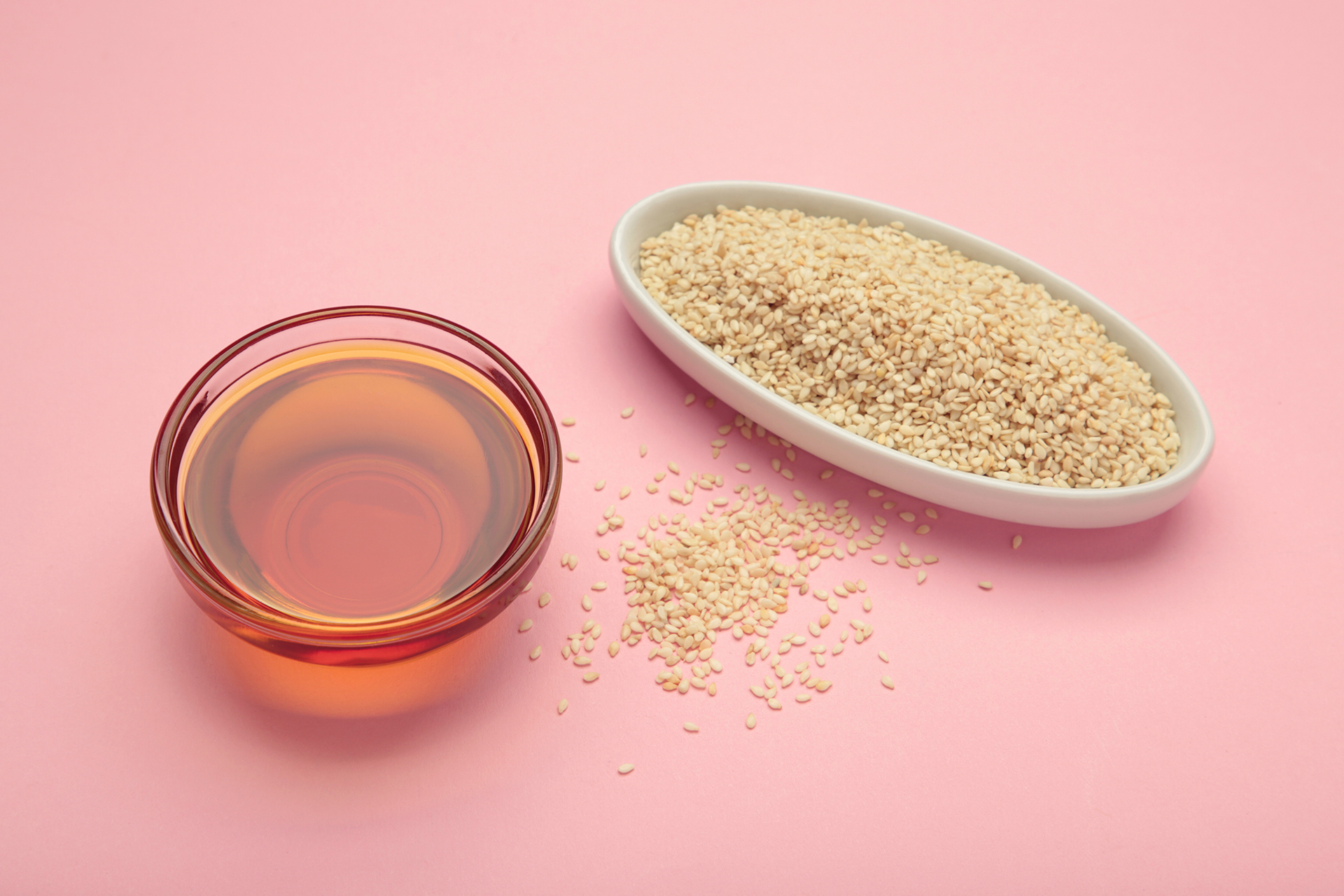 لماذا يُعد زيت السمسم المكوّن المفضّل لدى خبراء العناية بالبشرة؟