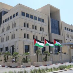 السلطة الفلسطينية تدفع غدا 50% من رواتب موظفيها عن يوليو