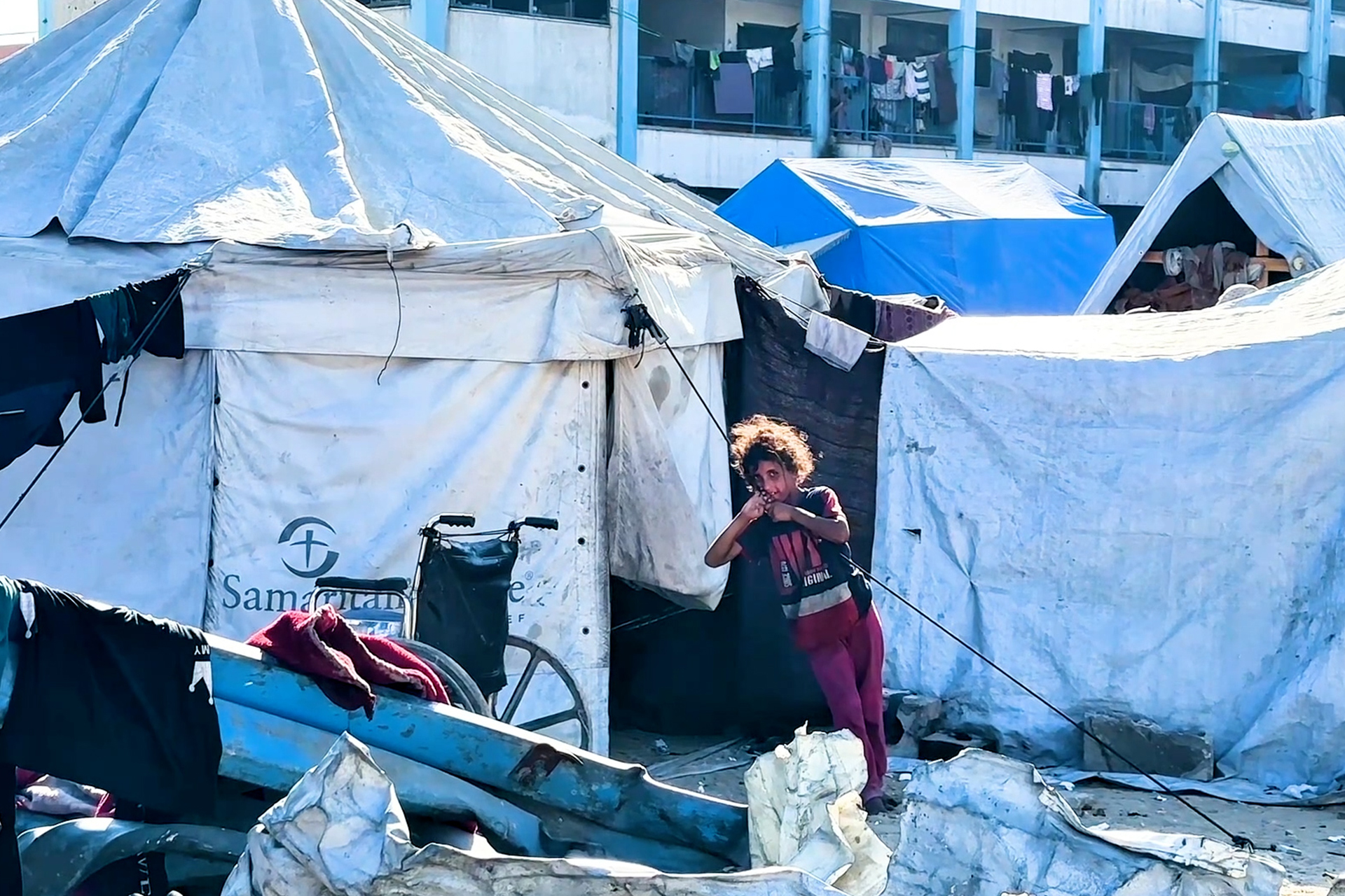 نازحو غزة يواجهون البرد في مخيمات تفتقر لأبسط مقومات الحياة