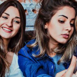 حين تُزيّف الكاميرا الحقيقة.. هل أصبحت الفلاتر مرآة النساء الجديدة؟