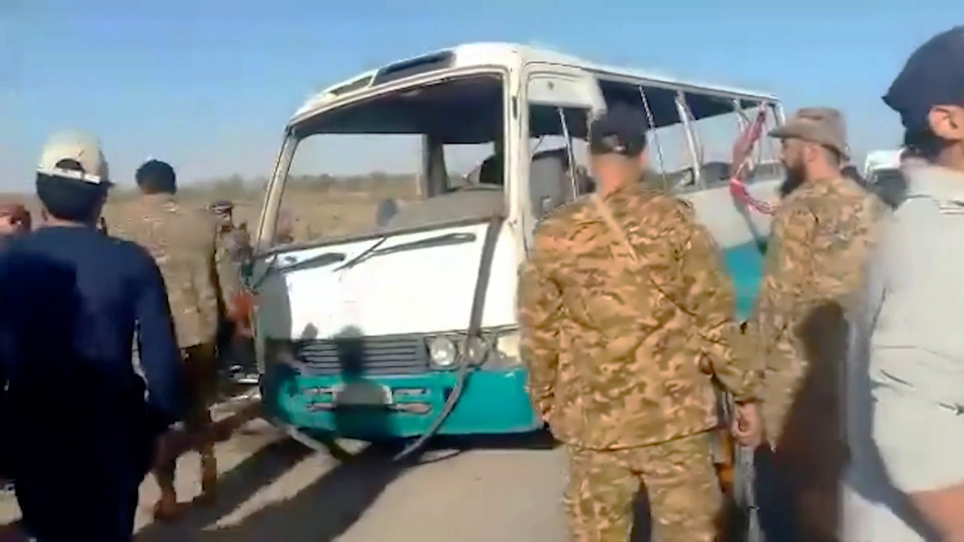 قتلى وجرحى في انفجار حافلة لوزارة الدفاع شرقي سوريا