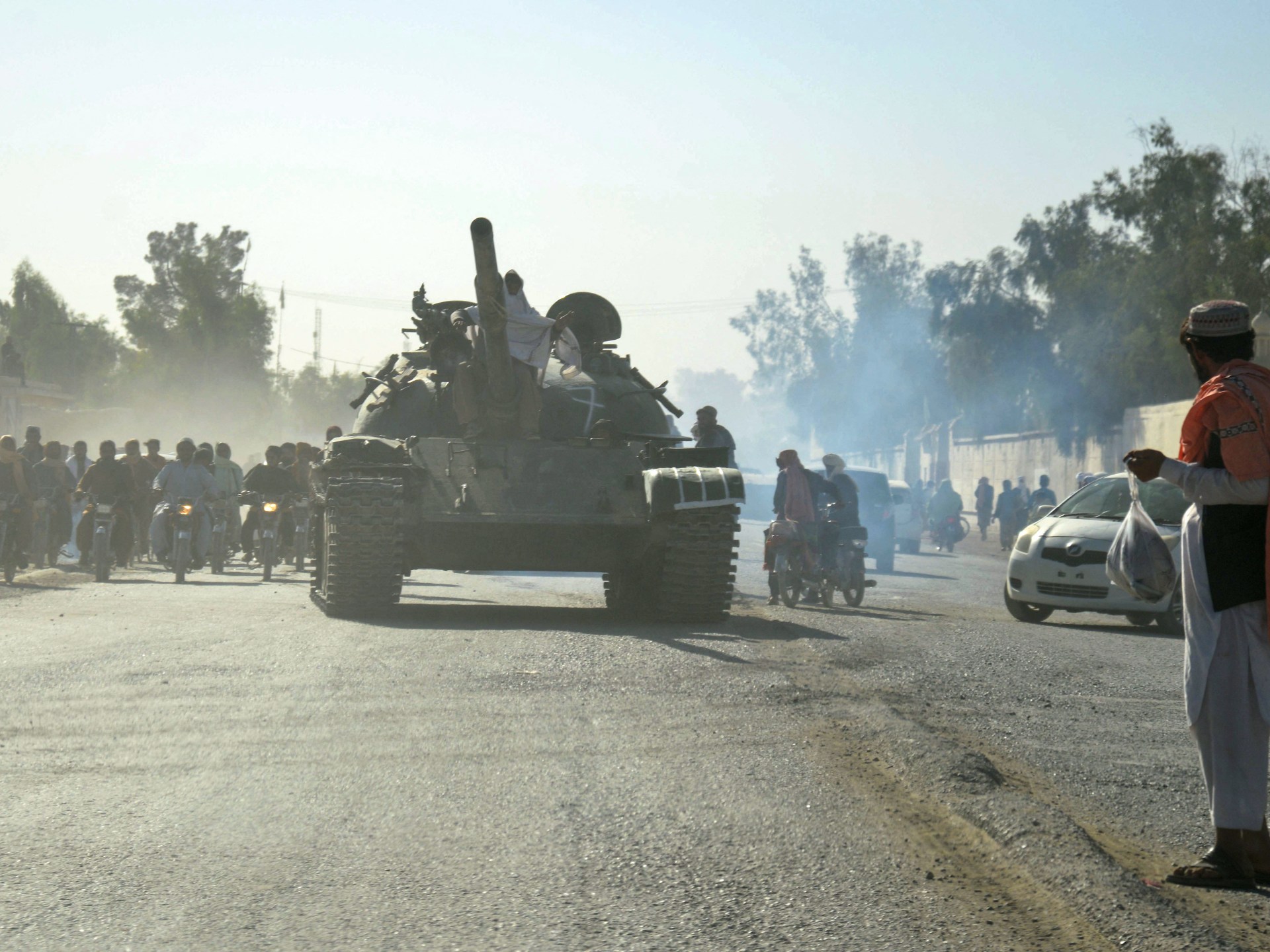 الحكومة الأفغانية تتهم باكستان بخرق الهدنة وتحذرها من العواقب