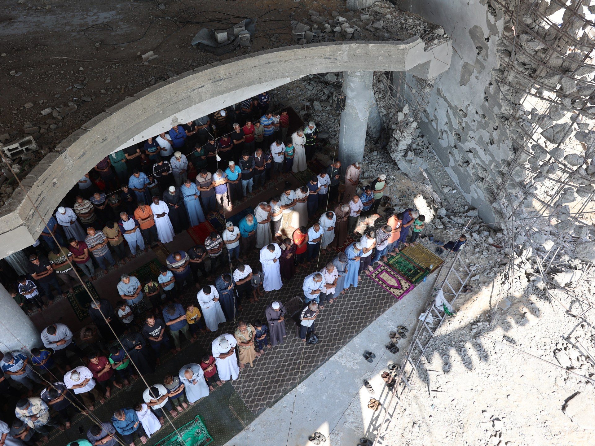 بعد انقطاع شهور.. صلاة الجمعة في غزة على أنقاض المساجد