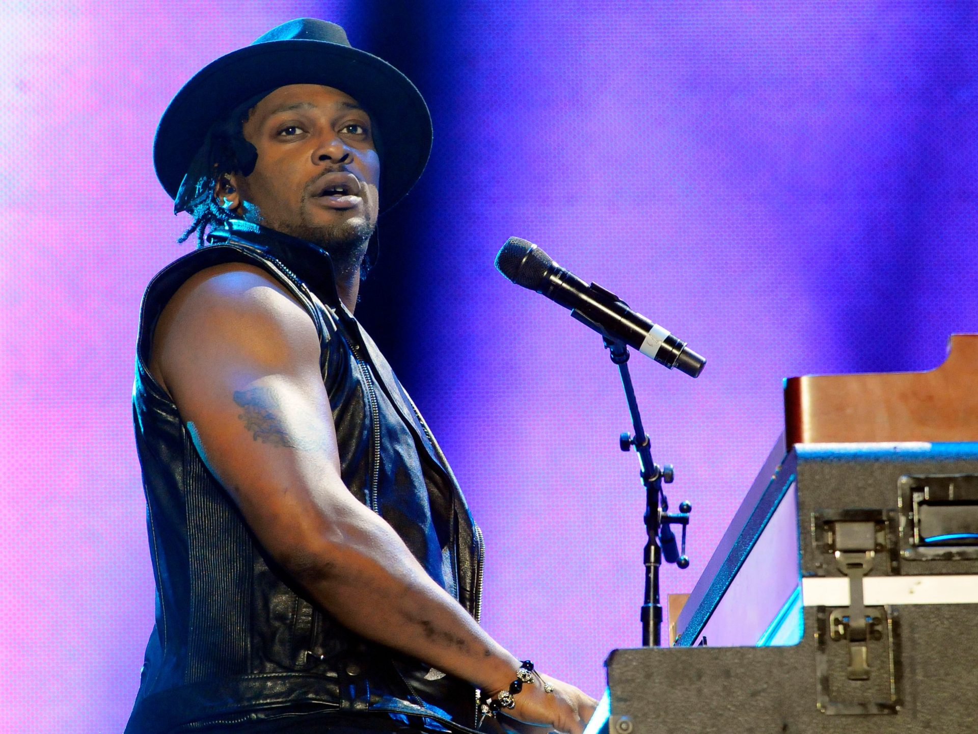 تألق في "آر آند بي" وأعاد إحياء "سول".. وفاة المغني الأميركي دي أنجلو عن 51 عاما