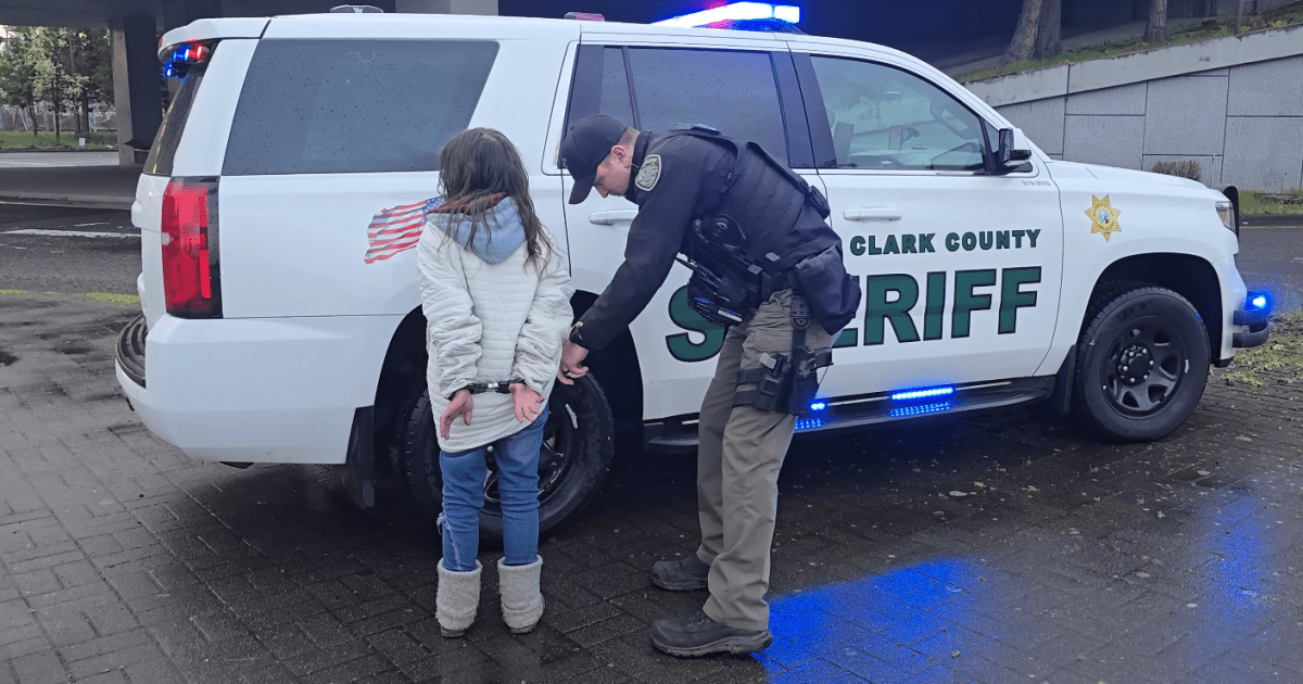 حقّق ملايين المشاهدات.. ما حقيقة الفيديو المتداول لاعتقال طفلة مهاجرة في أميركا؟