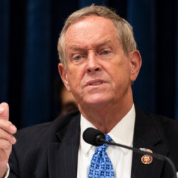 الشيوخ الأميركي يقر إلغاء قانون قيصر المفروض على سوريا