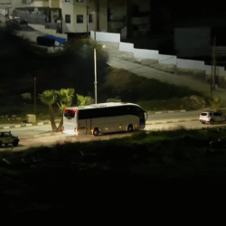 الاحتلال يمنع سفر أقارب الأسرى المبعدين إلى الخارج