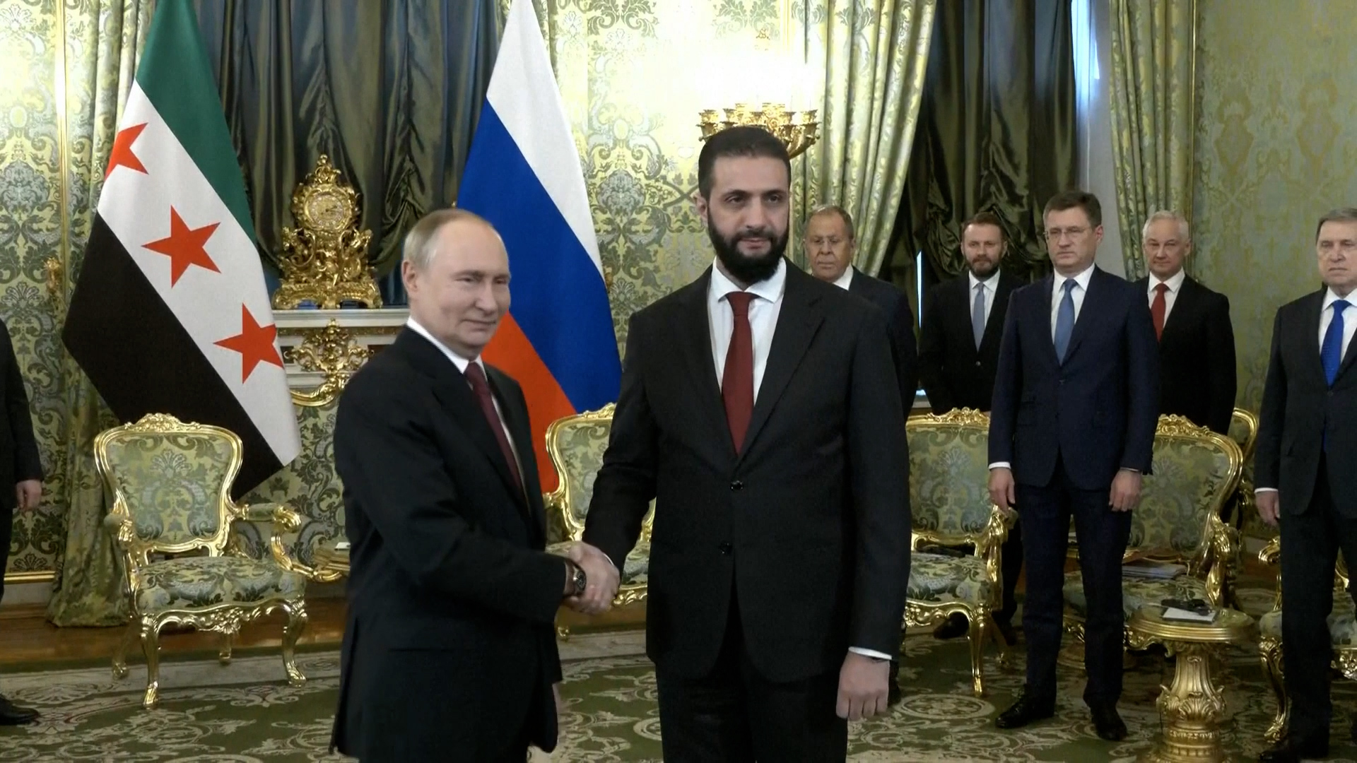 مغردون: هل شاهد بشار الأسد موكب الرئيس الشرع بشوارع موسكو؟