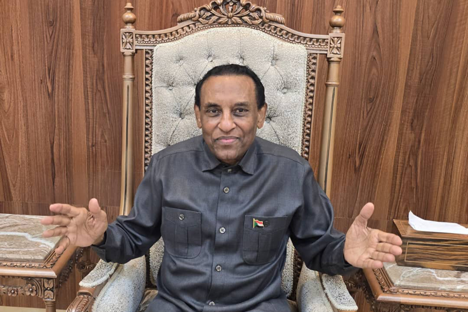 رئيس وزراء السودان في حوار مع الجزيرة نت بعد قليل