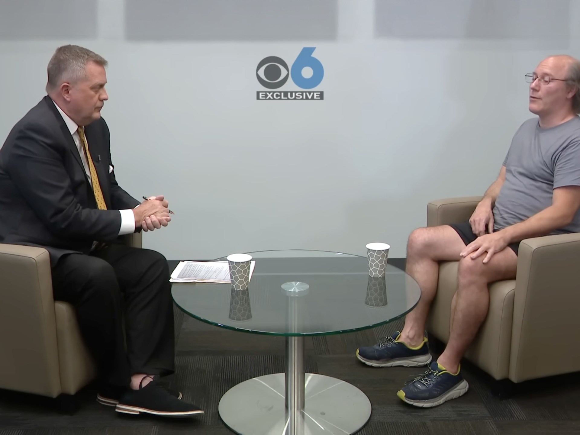 أسئلة صحفي مخضرم تدفع أميركيا للاعتراف بجريمة قتل والديه أمام الكاميرا