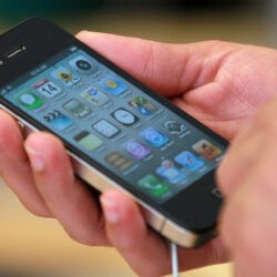 بعد 15 عاما.. سر الشبكة السيئة في "آيفون 4" ينكشف