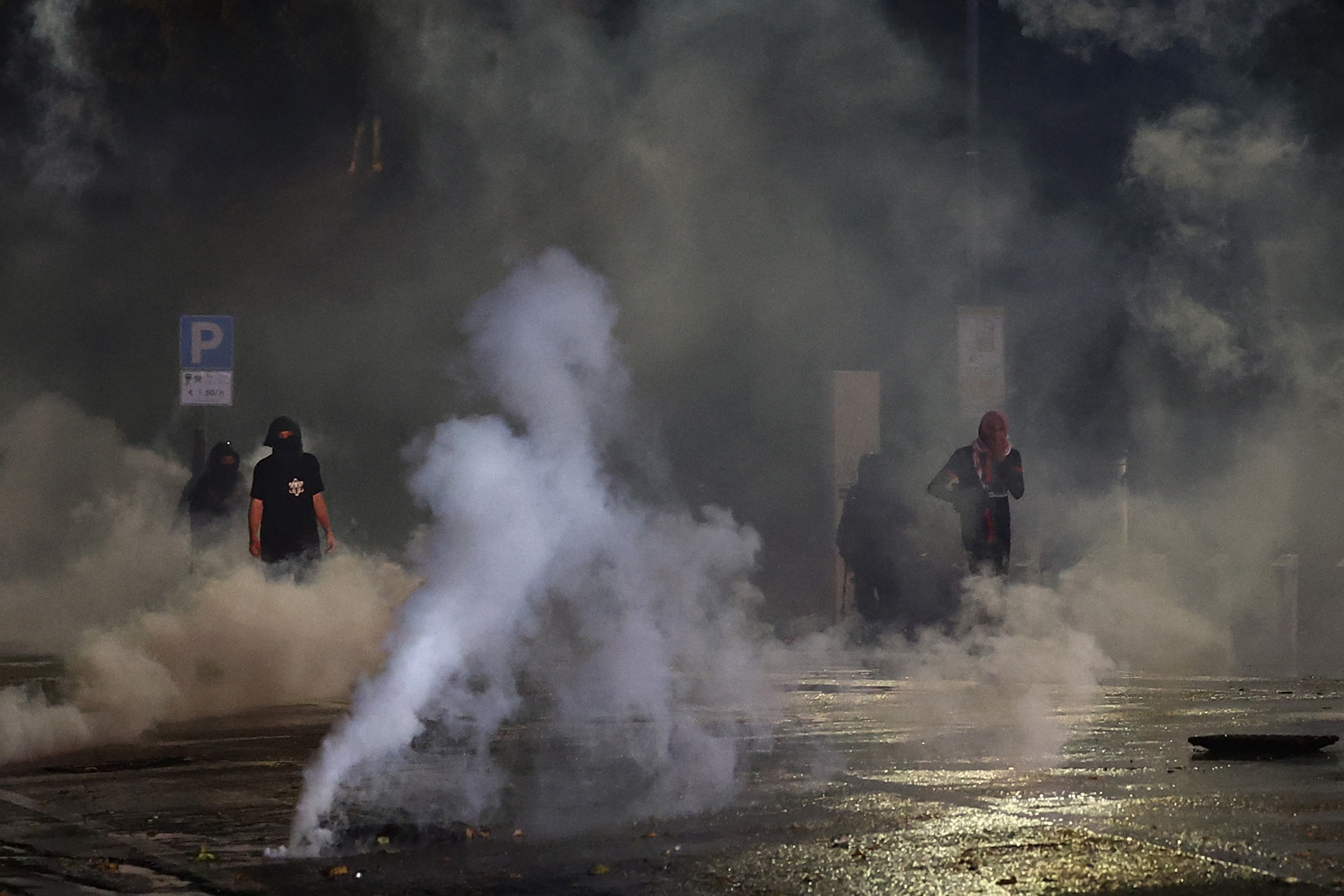 الشرطة الإيطالية تشتبك مع المتظاهرين لمنعهم الوصول إلى مباراة إيطاليا وإسرائيل