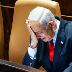 إعلام إسرائيلي: نتنياهو سيعود ليمثُل غدا أمام المحكمة في تهم الفساد