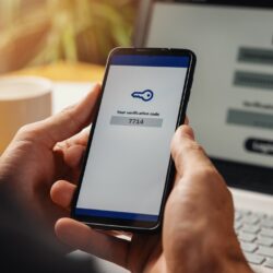 ثغرة في "أندرويد" تتيح سرقة أكواد التوثيق ثنائي الخطوات والرسائل الحساسة