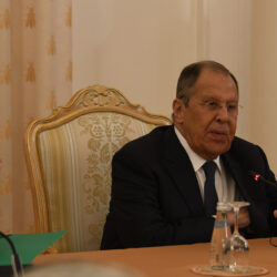 ترحيب وتخوف.. لافروف يحذر من "سلام ناقص" في غزة