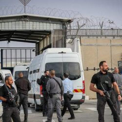 Palestinian detainees board buses at Israeli prisons