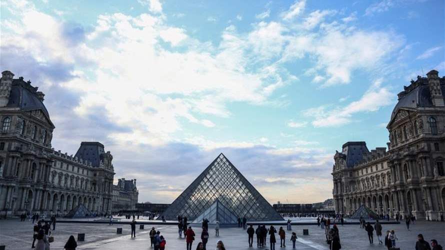 One jewelry piece stolen from Louvre found near museum