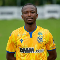 شاهد.. لاعب توغولي يواجه خطر الشلل بعد اصطدامه بلوحة إعلانية