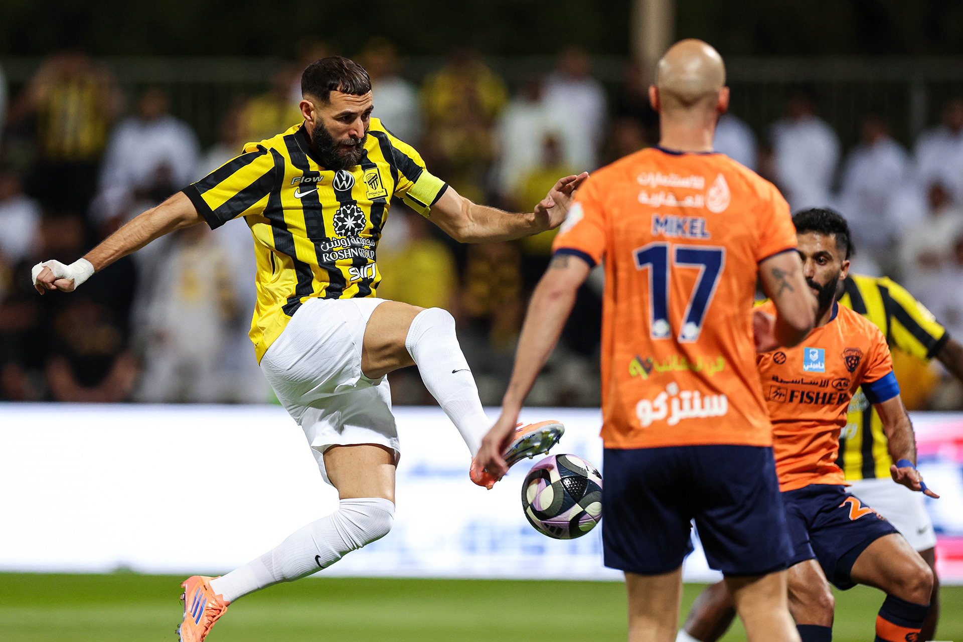 بنزيمة يهدر ركلة جزاء بتعادل الاتحاد في الدوري السعودي