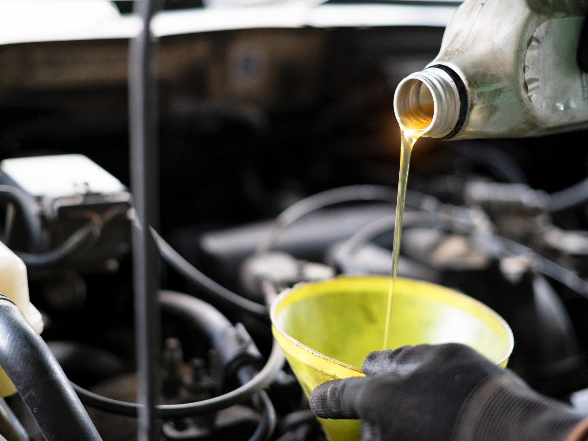 إهمال الزيت يكلّفك محركا جديدا.. كيف تحافظ على سيارتك بأقل جهد؟