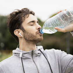 دراسة: مياه الشرب المعبأة بزجاجات بلاستيكية تشكل خطرا صحيا