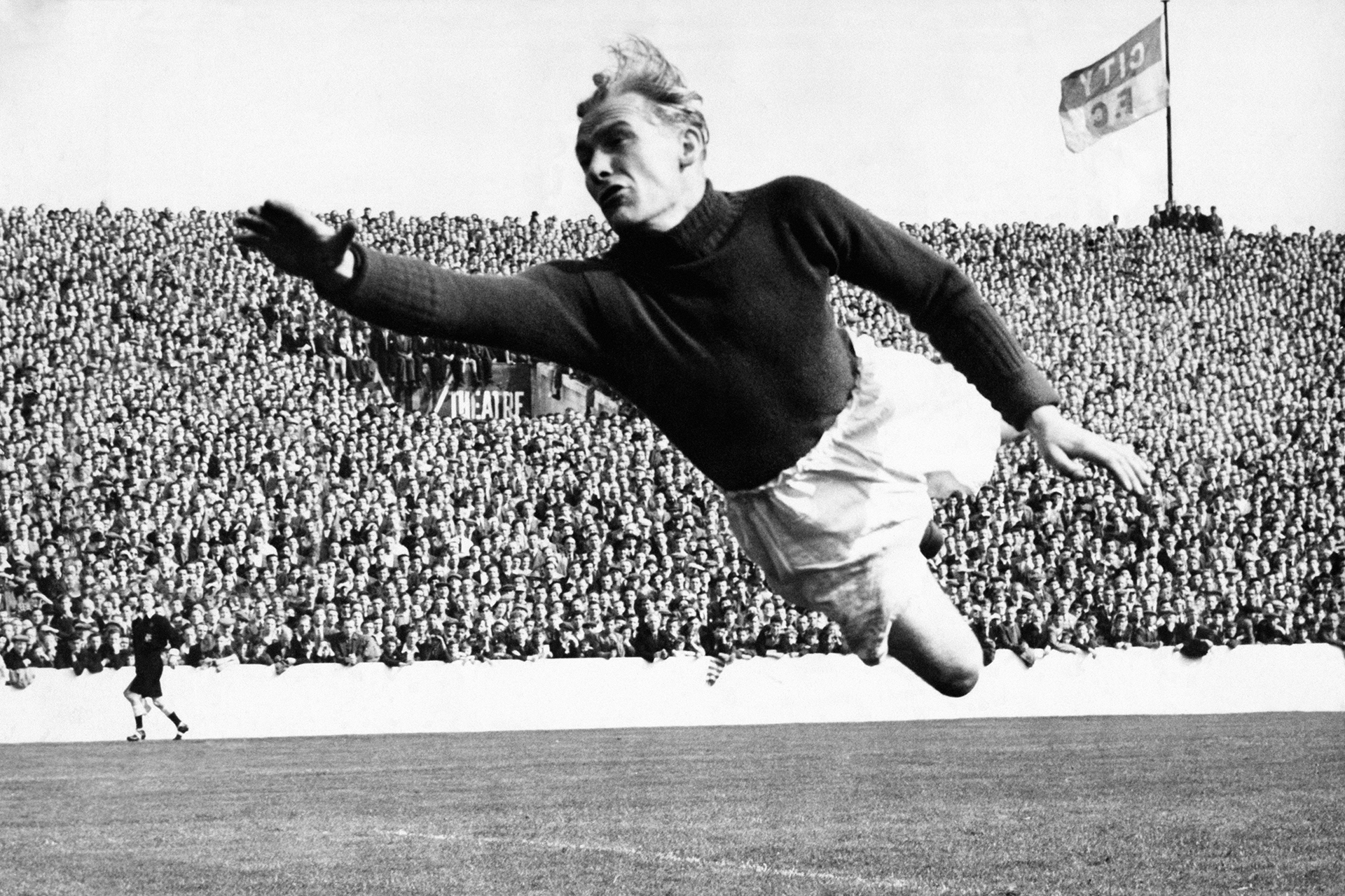 بيرت تراوتمان.. من أسير حرب إلى أسطورة كروية في السيتي