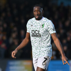 ناد إنجليزي يعيد قيد لاعب سُجن لجريمة قتل