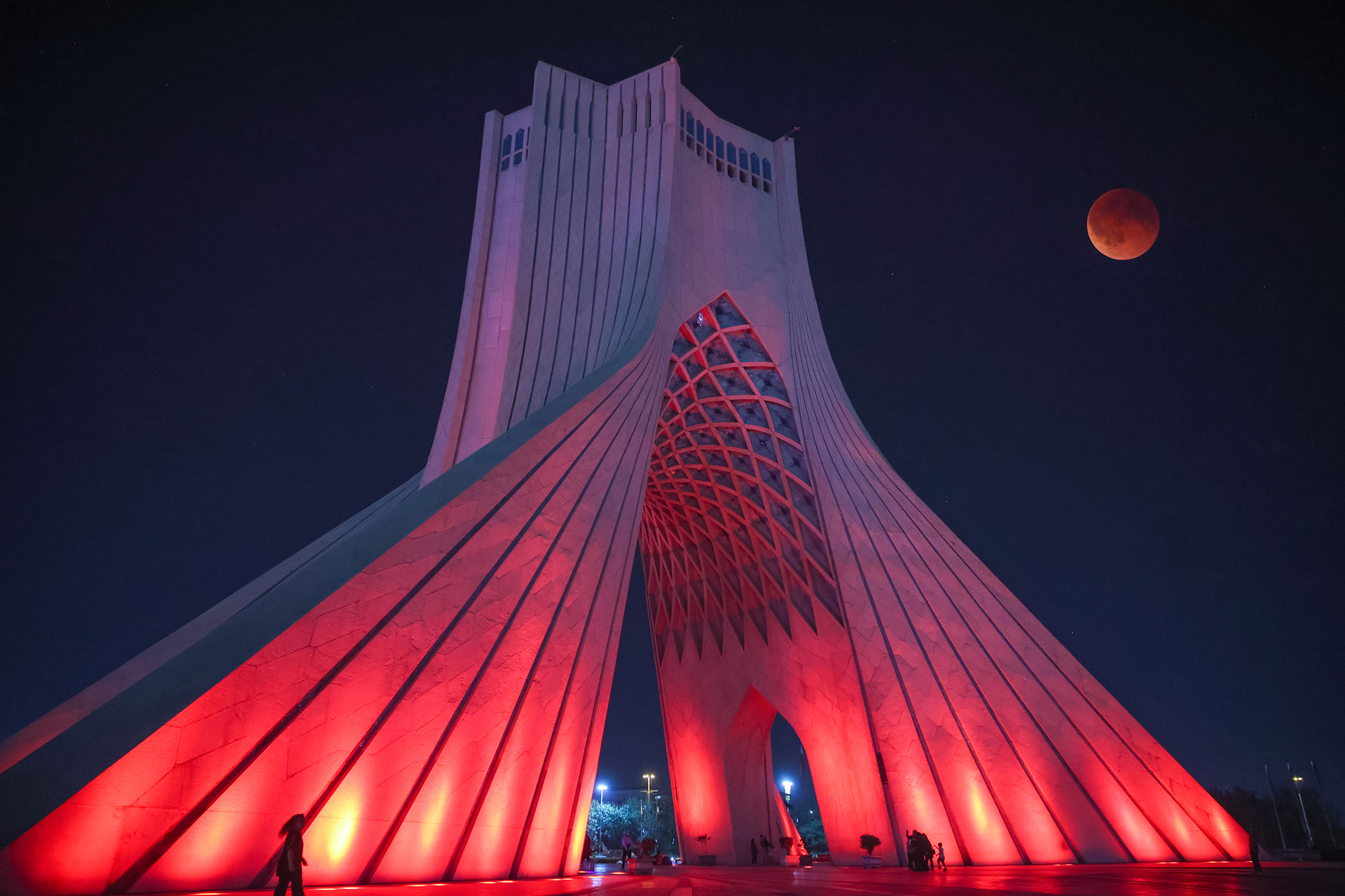 برج آزادي رمز طهران الأبيض بين التاريخ والحداثة