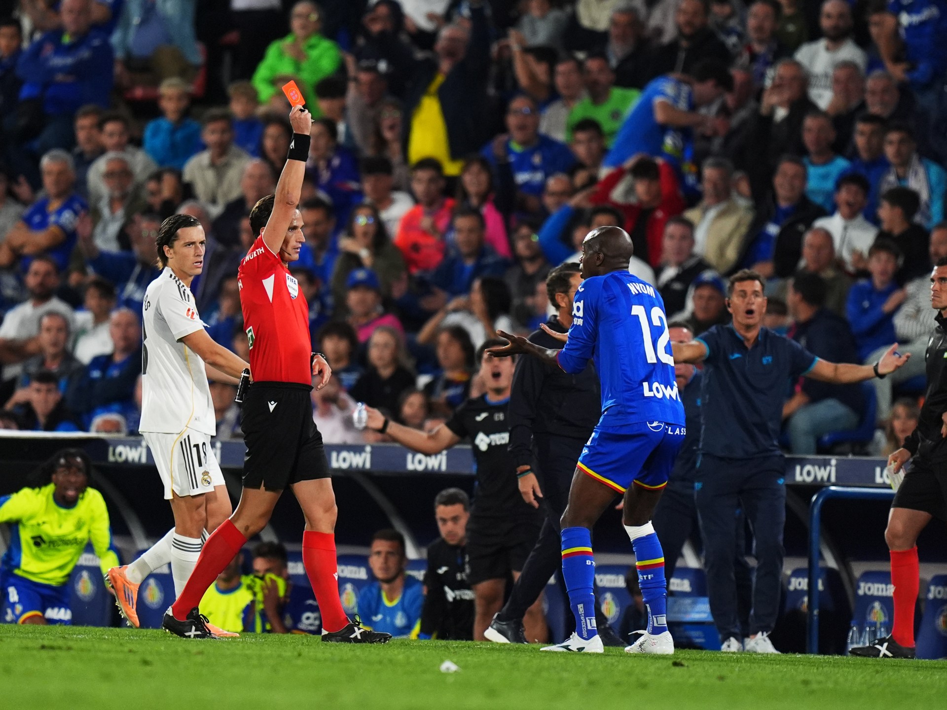 طرد مدافع خيتافي بعد ثوان من دخوله أمام ريال مدريد.. صحيح أم محاباة للملكي؟