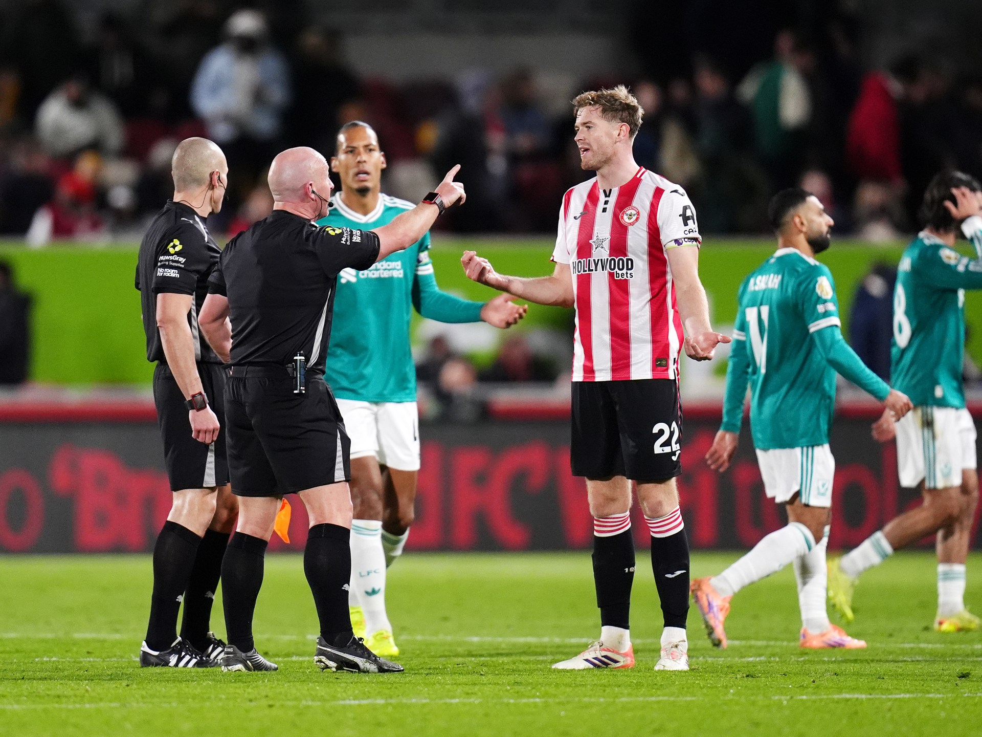 سبب تأخر انطلاق الشوط الثاني من مباراة ليفربول وبرينتفورد