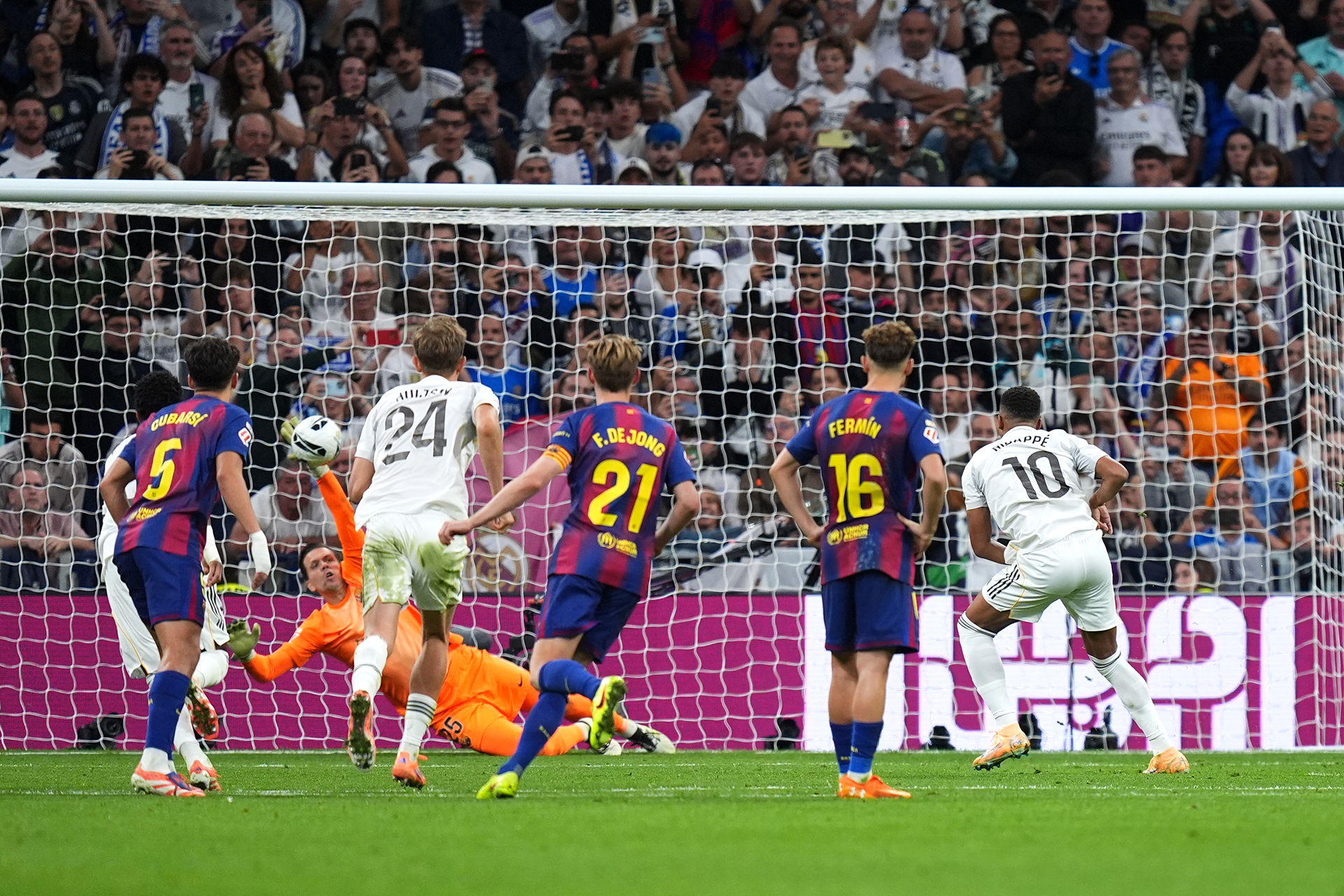 تشيزني حارس برشلونة يضم مبابي وميسي ونيمار لقائمة ضحاياه