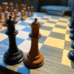 نهاية مفاجئة لمباراة شطرنج بين طفل وعجوز