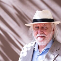 لازلو كراسناهوركاي.. الكاتب الذي عبر من الأدب إلى السينما وصولا إلى نوبل