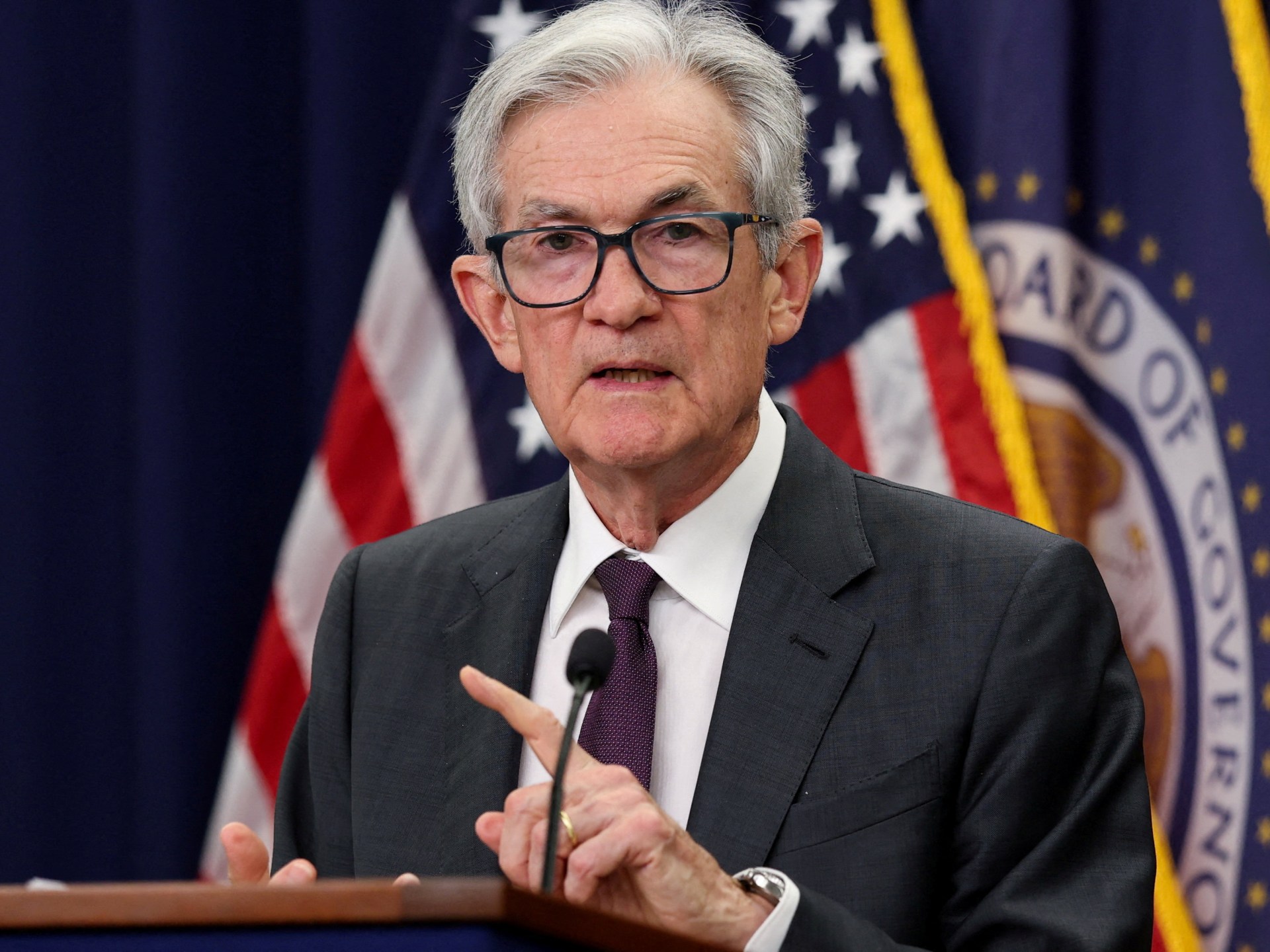 جيروم باول يبقي الفدرالي على مسار خفض الفائدة