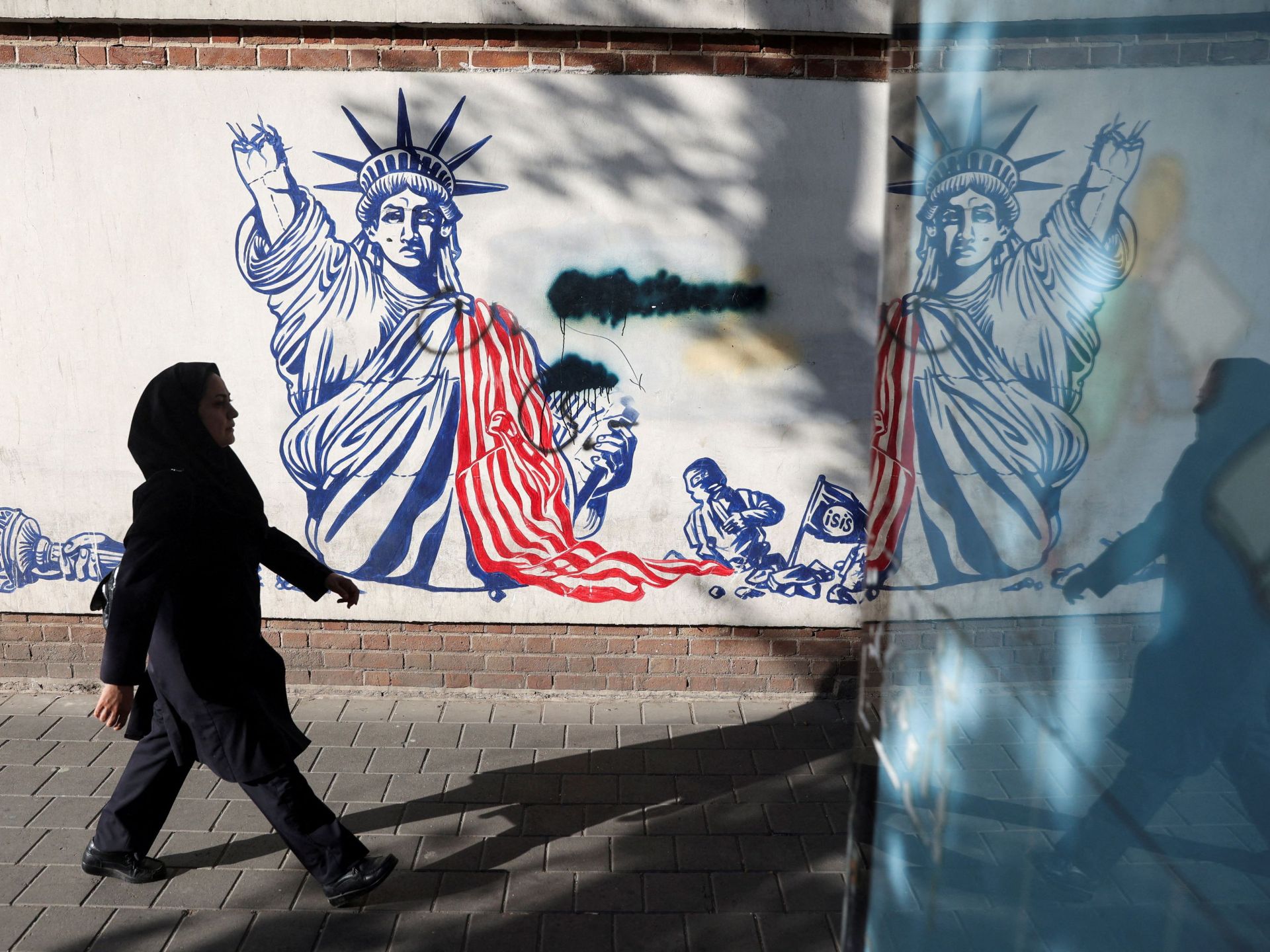 إيران تعلن تحررها من "القيود" على برنامجها النووي