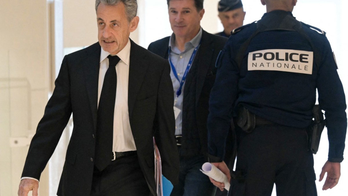 سابقة لرئيس فرنسي.. ساركوزي خلف القضبان الثلاثاء بعد إدانته