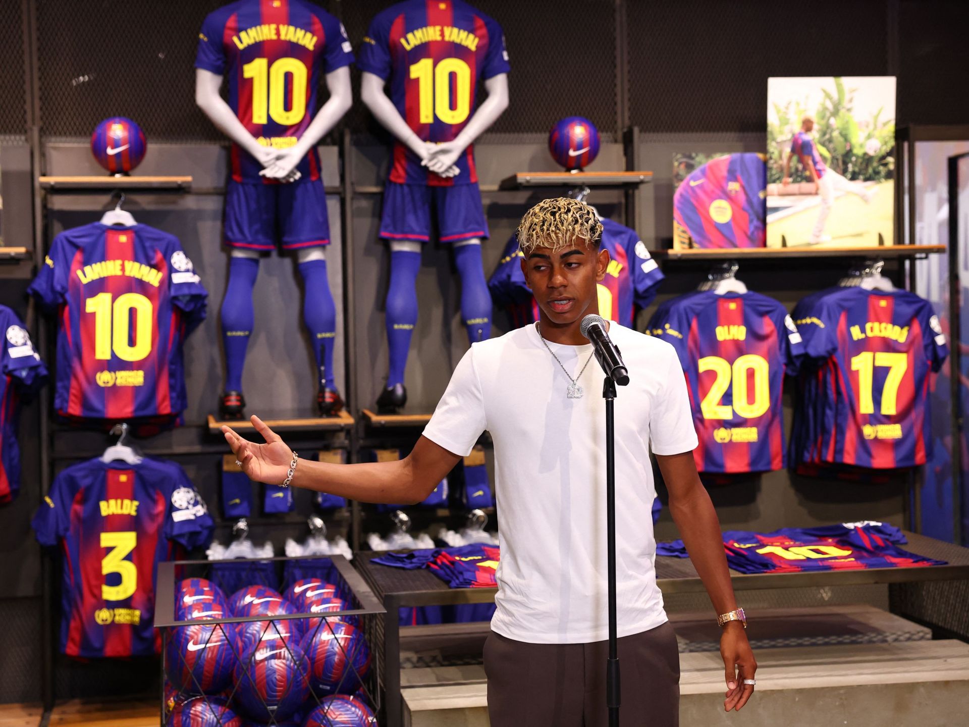 لامين لن يوقع مجددا التذكارات مجانا وجماهير: شخص ضعيف وتصرف سخيف