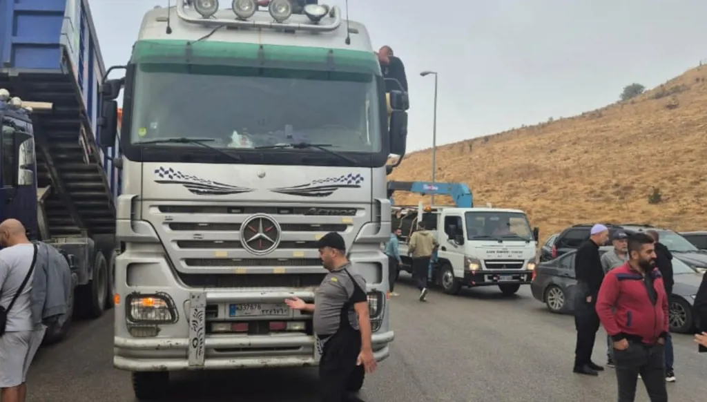 أصحاب الشاحنات يقطعون طريق ضهر البيدر الدولية… واحتجاز مواطنين في سياراتهم!