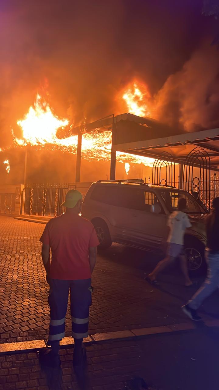 بالصور – حريق كبير في باحة مسجد التقوى بطرابلس