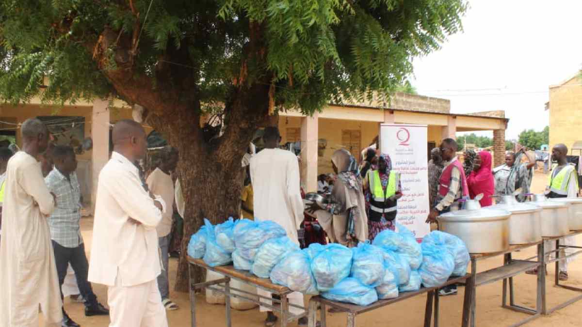 قطر الخيرية تقدم مساعدات غذائية لتكايا النازحين بالسودان