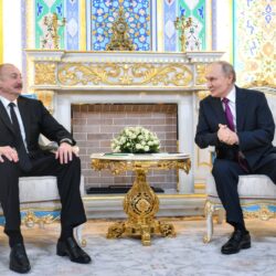 بوتين يقرّ لعلييف بمسؤولية روسيا عن تحطم الطائرة الأذربيجانية