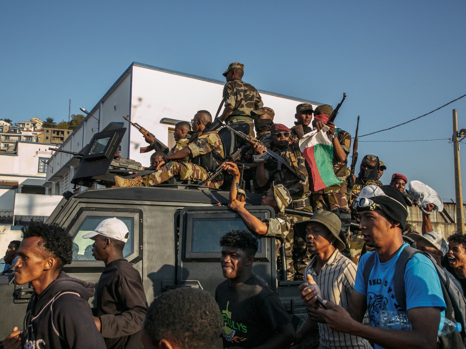 انقلاب يقوده جنود.. رئيس مدغشقر يفر والتاريخ يعيد نفسه