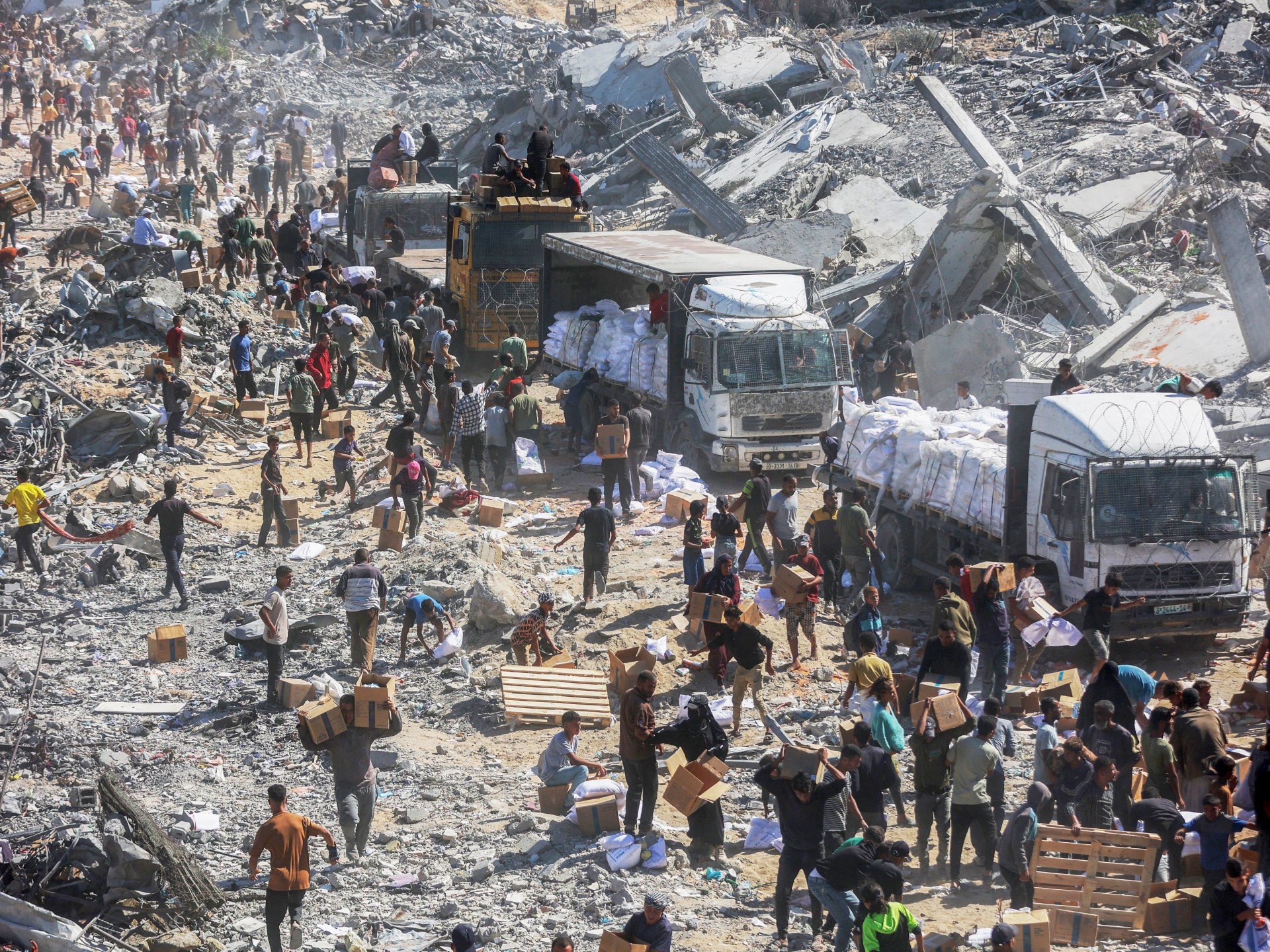 عدد محدود من شاحنات المساعدات يدخل غزة