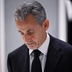 ساركوزي يبدأ تنفيذ عقوبة السجن 5 سنوات في باريس