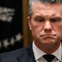 وسائل إعلام أميركية ترفض قيود البنتاغون الجديدة وهيغسيث يلوّح بإشارة الوداع