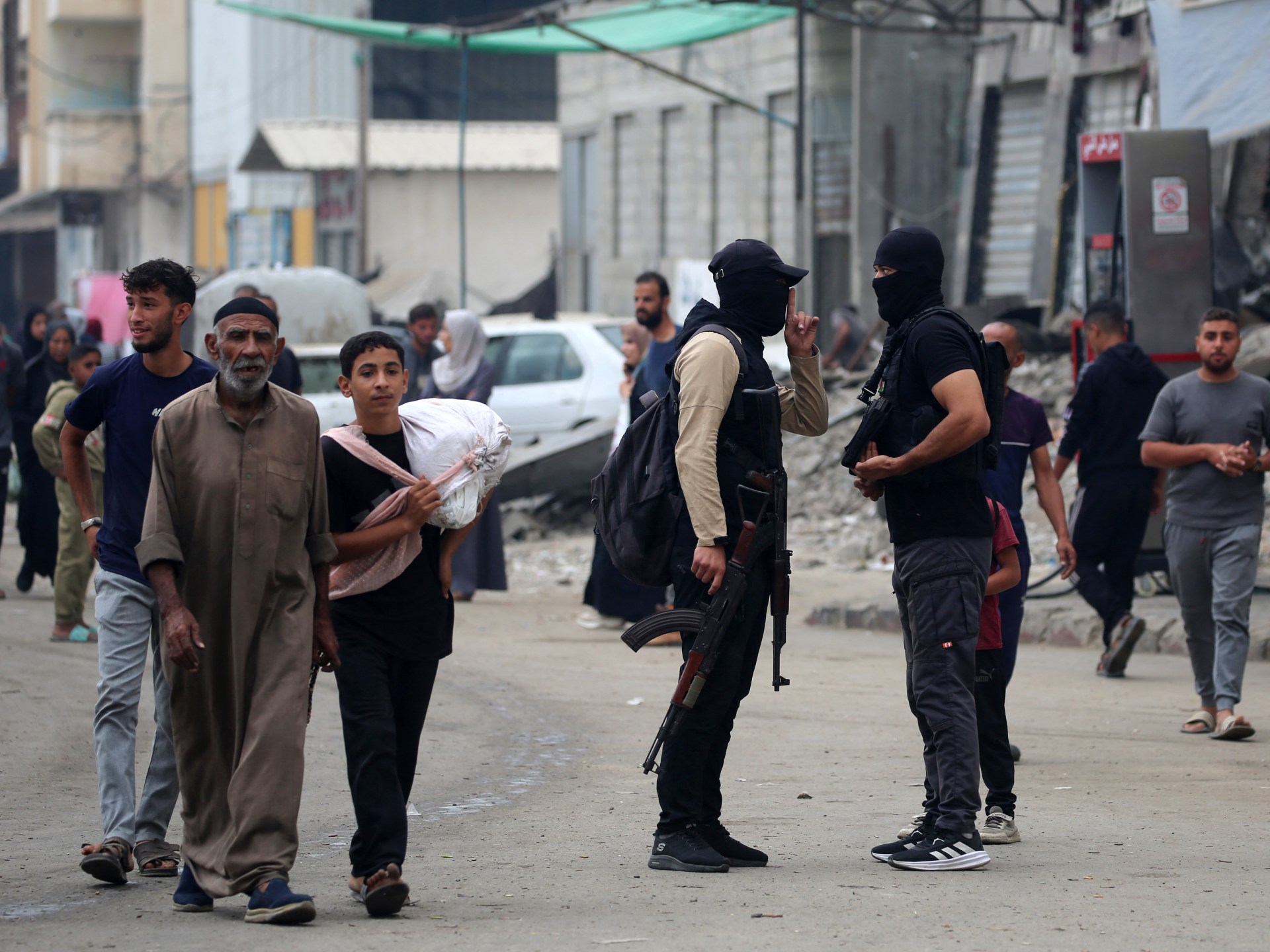 لوموند: حماس تعيد فرض سيطرتها على غزة